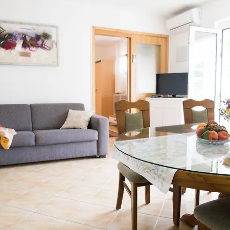 Daire Ferienwohnung Fur 5 Personen In Direkter Strandlage Mit Klimaanlage Und Wifi Ražanj