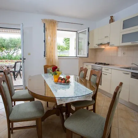 Ferienwohnung Fur 5 Personen In Direkter Strandlage Mit Klimaanlage Und Wifi Daire *