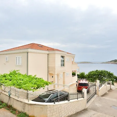 Daire Ferienwohnung Fur 5 Personen In Direkter Strandlage Mit Klimaanlage Und Wifi Ražanj