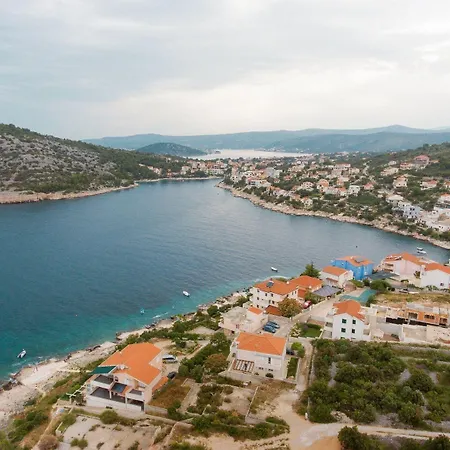 Ferienwohnung Fur 5 Personen In Direkter Strandlage Mit Klimaanlage Und Wifi Daire Ražanj